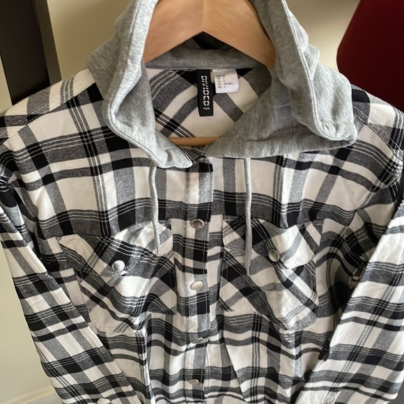 Gorgeous H&M plaid shirt with hoodie - Picture 6 of 8